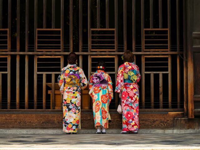 https://www.flightspro.co.uk/wp-content/uploads/2026/04/Kimono-dressing-up-640x480.jpg